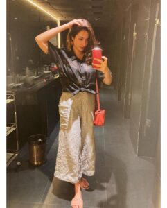 Amrutha Srinivasan Instagram - Throwback to Dippamdappam-ing on a #gurlsnightout💋 

Yeah I know my clothes aren't ironed. Give me a break. Yo sis is struggling.🥲
