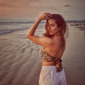 Amrutha Srinivasan Instagram - #goanewiththewind 

P.C.: @its_not_adi 
Edited by @shalinivijayakumar_ 
Editing ruined by me. 

With hype boi @hahahaharish and phone la kadalai @akilasridhar 

#mstomrswithallmybitches