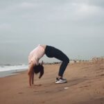 Amrutha Srinivasan Instagram - Just me and my backbend. Odane odi varaadheenga please gaiz.. it's an old picture. 😬❤️