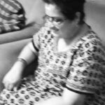 Amrutha Srinivasan Instagram - Here's a video of my mom discovering Zoom. My mom's also very good with the self depreciating jokes. "ivlo periya uruvam ukkaandhurkene deee" Also this is kinda how their conversation went- Aunty-1: "illa enaku naalu per dhaan pa theriyaraa" Me to my mom: "Amma.. avaala Swipe panna sollu" My mom: "eyy gallery la next photo paakardhuku swipe pandra maari left swipe pannu deeee Parimala (Aunty-2) appo dhaan Chitra (Aunty-3) theriyuvaaaaa" Aunty-4: "en computer la ellaarum theriyareenga pa" Aunty-5: "Saraswathi, un pethi yepdi irukaa?" Aunty-6: "namma indha call mudikardhukulla thavazhara kozhandha nadandhurum polarke" #mymotherandherschoolfriends