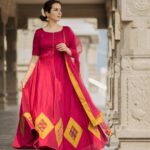Amrutha Srinivasan Instagram - Sometimes I like to pretend I'm an oodhaa poo. For @manjalcouture by @vinosekar Styled by @lavanya_gopal MUA: @suganthi.themua Shot by #thaarmaarvidhyaasamvijayam @vidhyavijay #oodhacolorribbon #enakusriniappan