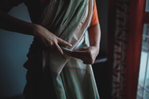 Amrutha Srinivasan Instagram - இளமையிலே காதல் வரும்
எது வரையில் கூட வரும்? 
முழுமை பெற்ற காதல் எல்லாம் 
முதுமை வரை ஓடி வரும் 

என்னருகே நீ இருந்தால்
இயற்கை எல்லாம் சுழலுவதேன் ?
உன்னருகே நான் இருந்தால் 
உலகமெல்லாம் ஆடுவதேன் ?

@dignifiedrepose :)