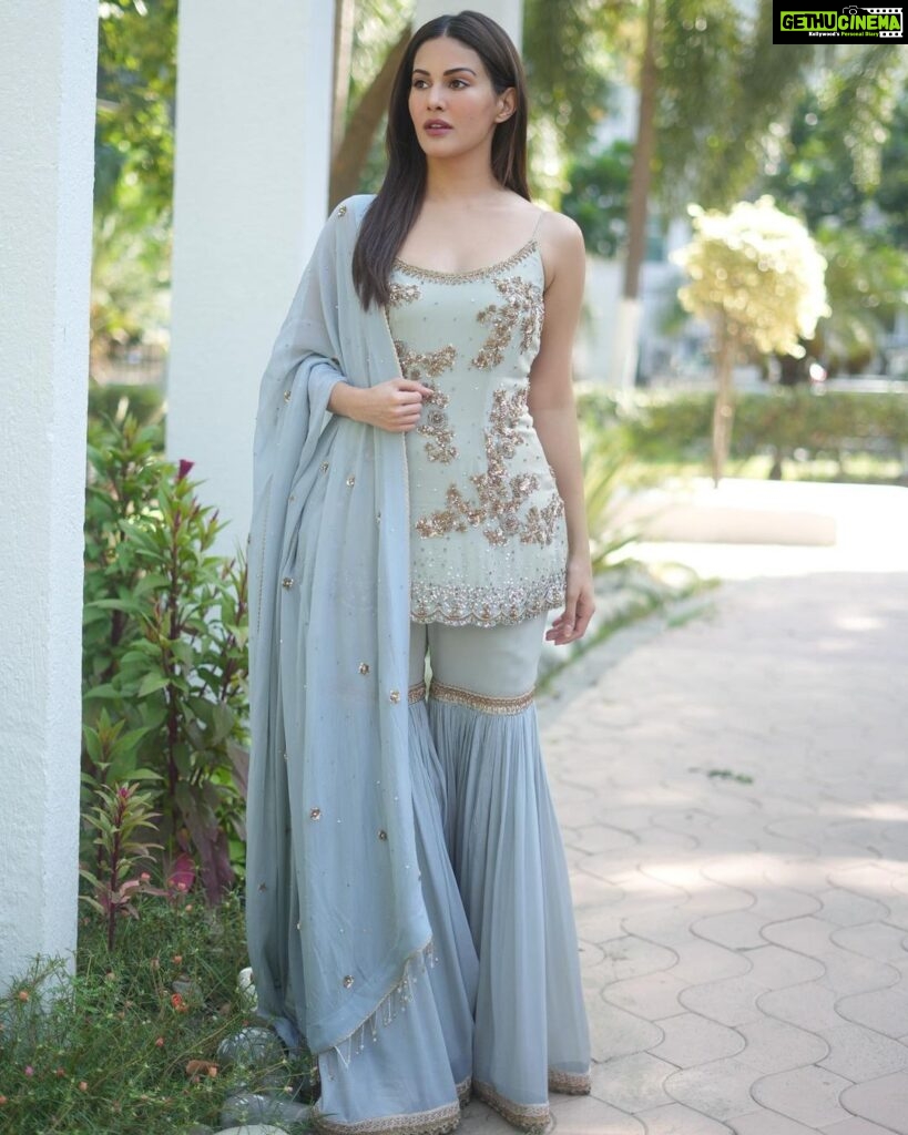 Amyra Dastur Instagram - Sharara Sharara 🎶🎵🎶 . . . Wearing @arbyrheakapoor Styled by @thenanditakohli Assisted by @bavleensethi HMUA @makeupbysoniakrishna Chandigarh, India