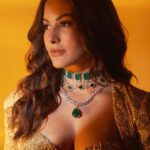 Amyra Dastur Instagram - All that glitters ✨ . . . Wearing @printsbyradhika Jewellery @karishma.joolry & @preciouscollectionjewellounge Styled by @richamehta1990 Hair @kimberlyychu MUA @anumariyajose Shot by @popmercy