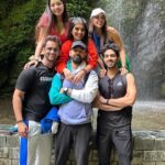 Ananya Rao Instagram - Trippin on skies , sippin waterfalls☁️ IRL gang at @thehosteller ✌🏼 . . . #reels #reelsindia #trip #IRL #InRealLove #irlgang #friendstrip #vidushikaul #ananyarao #tirthanvalley #himachalpradesh #sukoon❤️🌍 #trending #trendingsongs #explore