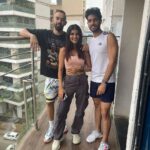 Ananya Rao Instagram - Bombay with this random fan who just wouldn't let me be💆😏 Monkey businesss #IRL