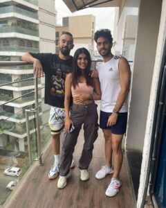 Ananya Rao Instagram - Bombay with this random fan who just wouldn't let me be💆😏 Monkey businesss #IRL