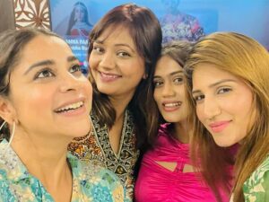 Anara Gupta Instagram - meri zindagi mei dosto ki bahut ahmiyat hei😘😘😘😘