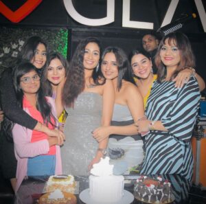 Anara Gupta Instagram - About last night @neetikajaiswal_official ‘s birthday eve celebration 🍾 it was fun time with all but specially with birthday girl n my jaan @lovyrohatgi_kohinoor ❤️🧿
