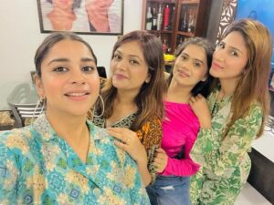 Anara Gupta Instagram - meri zindagi mei dosto ki bahut ahmiyat hei😘😘😘😘
