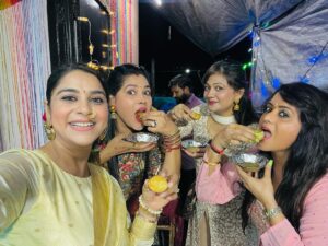 Anara Gupta Instagram - Chatoriyon ki chaat party ….
Thank you so much @sangeetatiwaritrust always inviting us , had a amazing time ❤️🧿 although Mene nahi khaya because detox pe hun but Sab k Saath Milna kaafi Dino k baad uska apna hi maza hai ❤️🧿

@lovyrohatgi_kohinoor 
@item_queen_seemasingh 

#aa #anara #anaragupta #ootd #ganeshchaturthi #seemasingh #sangeetatiwari #lovyrohatgi 

#picoftheday #photography #photo #photooftheday