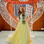 Angela Krislinzki Instagram - I am Grateful to @aarveeentertainment for felicitating me with the award for 'Most stylish and Glamorous icon' 2022. @Shreyastalpade sir, one of the most versatile actors in the industry, made it even more special by presenting it himself to me. Absolutely honoured! #AarveeEntertainment #AarveeAward