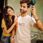 Angela Krislinzki Instagram - Yeh dryer mujhe dedo thakur 🙈 @madhav_mahajan
