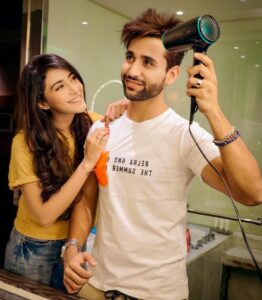 Angela Krislinzki Instagram - Yeh dryer mujhe dedo thakur 🙈 @madhav_mahajan