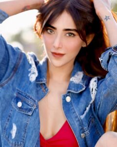 Angela Krislinzki Instagram - Where are my lovely followers from? And what do you guys do? I would love to know you all more and i hope one day i hope to see u all... thanks for all the love💕