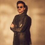 Anil Kapoor Instagram - The golden hour click!! Outfit: @suketdhir Eyewear: @eyevan_official Watch: @cartier Shoes: @louisvuitton Styled by : @kshitijkankaria Makeup Artist: @deepakchauhanartist Hairstylist: @raskarjaipal @whynot_byzeeba 📸: @sheldon.santos Mumbai - मुंबई