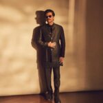 Anil Kapoor Instagram - The golden hour click!! Outfit: @suketdhir Eyewear: @eyevan_official Watch: @cartier Shoes: @louisvuitton Styled by : @kshitijkankaria Makeup Artist: @deepakchauhanartist Hairstylist: @raskarjaipal @whynot_byzeeba 📸: @sheldon.santos Mumbai - मुंबई