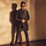 Anil Kapoor Instagram - The golden hour click!! Outfit: @suketdhir Eyewear: @eyevan_official Watch: @cartier Shoes: @louisvuitton Styled by : @kshitijkankaria Makeup Artist: @deepakchauhanartist Hairstylist: @raskarjaipal @whynot_byzeeba 📸: @sheldon.santos Mumbai - मुंबई