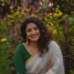 Anjana Jayaprakash Instagram - White & Gold ✨ Saree set by @pranaahbypoornimaindrajith Shot by @parvathy.prasad_ Creative direction & coordination:@labfour13 HMU: @makeupby_nami_