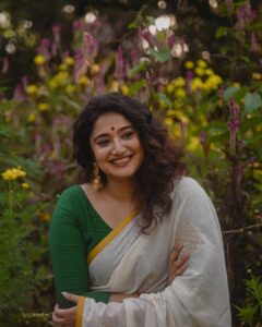 Anjana Jayaprakash Instagram - White & Gold ✨

Saree set by @pranaahbypoornimaindrajith 
Shot by @parvathy.prasad_ 
Creative direction & coordination:@labfour13 
HMU: @makeupby_nami_