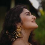 Anjana Jayaprakash Instagram - White & Gold ✨ Saree set by @pranaahbypoornimaindrajith Shot by @parvathy.prasad_ Creative direction & coordination:@labfour13 HMU: @makeupby_nami_
