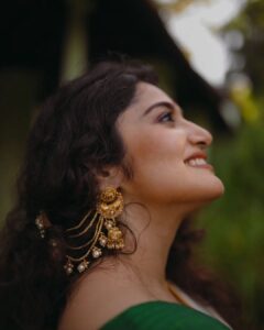 Anjana Jayaprakash Instagram - White & Gold ✨

Saree set by @pranaahbypoornimaindrajith 
Shot by @parvathy.prasad_ 
Creative direction & coordination:@labfour13 
HMU: @makeupby_nami_