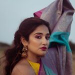 Anjana Jayaprakash Instagram - வளையாத மூங்கிலில் ராகம் வளைஞ்சு ஓடுதே மேகம் முழிச்சு கேக்குதே ❤️ . . For @sashtiboutique Ft. @theanjanajayaprakash MUA : @christyhairandmakeup Shot by : @capturesbymurshitha . . . #sareelove #silksarees #editorial #insta_ #photooftheday #sareefashion #smallbusiness #chennaiphotographer #portrait #portfolioclub #portraitpage Chennai, India