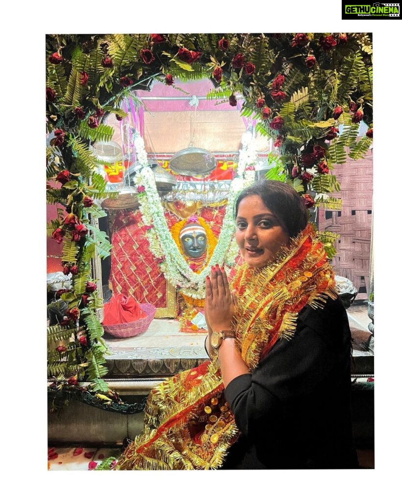 Anjana Singh Instagram - जन्मदिन की शुरुआत माँ थावेवाली के दर्शन और आशीर्वाद के साथ 🙏🏻#मातारानी अपनीकृपा बनाए रखें🙏🏻 #जयमतादी #jaimaathawewali🙏🚩🚩 Thawe mandeer gopalganj माई के दरबार में