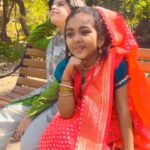 Anjana Singh Instagram - My cute 🥰 princess 👸 A D I T I👸 #likedaughterlikemother #expressionqueen 👸 #krishna @dangal_tv_channel #outdoorshoot #nath keep watching 400 episodes completed 🎉