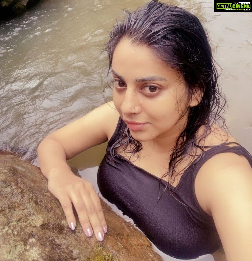 Anna Rajan Instagram - The lake is calling........ @floravythiri #wayanad #solotravel #alonetime #travel #live #solotravel #nature #pond #love #water #beauty #actress