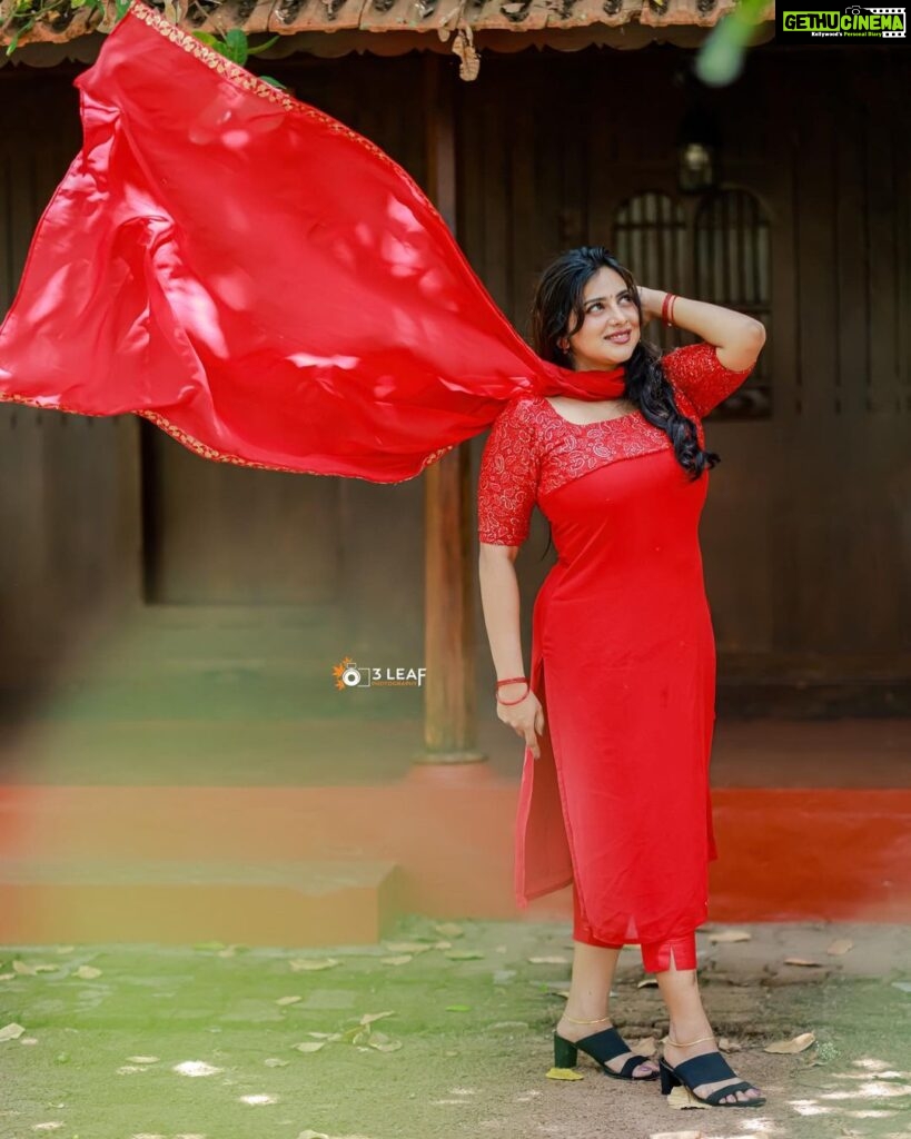 Anna Rajan Instagram - The ultimate cure RED. Click @3leaf_photography Costume @shawli_aluva #red #love #risen #sucess #fighting