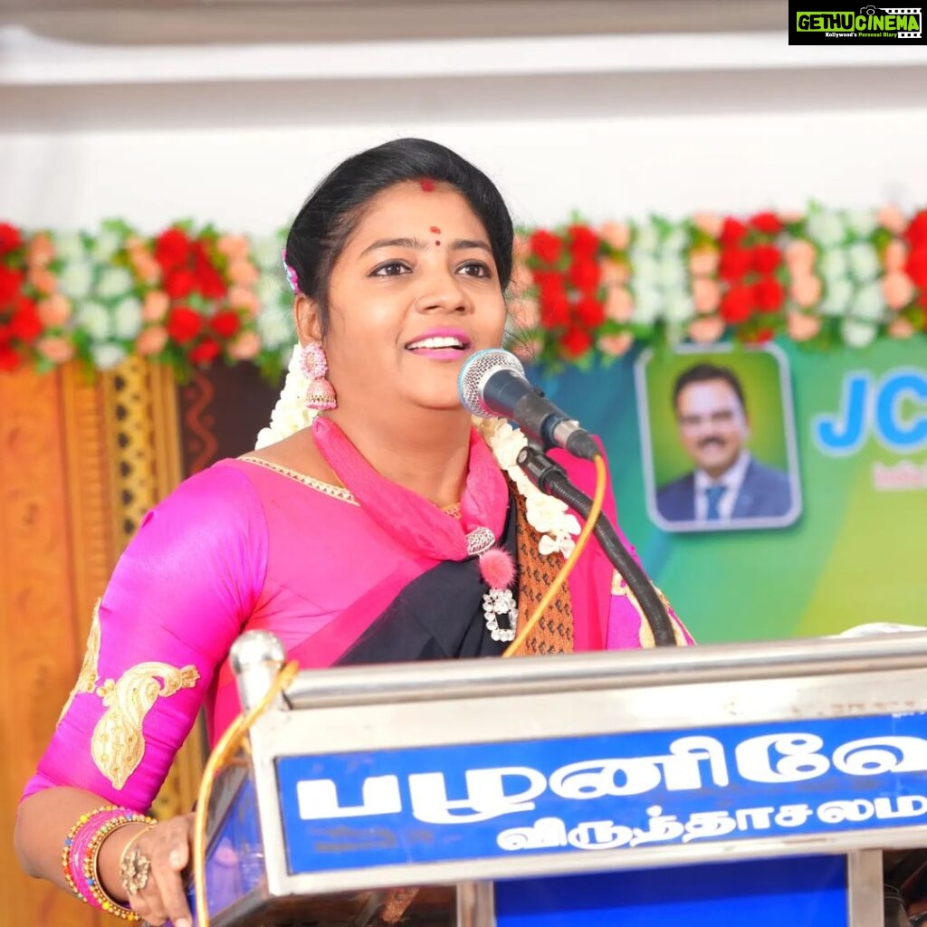 Annabharathi Berchmans Instagram - விருத்தாச்சலம் JCI நிகழ்வில் பேசியது மிகவும் மகிழ்ச்சி அளிக்கிறது. பள்ளி மற்றும் கல்லூரி மாணவிகள் மேலும் JCI உறுப்பினர்கள் மனதார சிரித்து மகிழ்ந்தார்கள். விரைவில் அன்புடன் அன்ன பாரதி YouTube channel லில் வெளிவரும். நீங்கள் கண்டு களிக்கலாம். நன்றி ரசிகப் பெருமக்களே 😍🎤🙏 #Annabharathi #annbudanannabarathi #virudhachalam #viruthachalam #JCI #motivational #motivationalspeaker