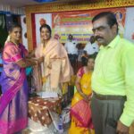 Annabharathi Berchmans Instagram - தொடர்ந்து 5-வது முறையாக கோவில்பட்டி அருகே மீனாட்சிபுரம் ரசிகர்கள் மத்தியில் நேற்று பேசியதில் மிக்க மகிழ்ச்சி .. "பெண்களின் பார்வையில் ஆண்கள் ஹீரோவா? ஜீரோவா?" என்ற தலைப்பில் பேசினோம் . audio super audience double super 😍💪🎤❤. விரைவில் "அன்புடன் அன்னபாரதி" youtube சேனலில் நீங்கள் கண்டு களிக்கலாம். நன்றி ரசிகப் பெருமக்களே🙏 #Annabharathi #anbudannnabharathi #pattimandram #comedy #kovilpatti #meenachipuram #tamilpattimandram comedypattimandram