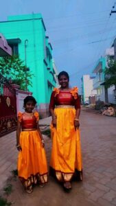 Annabharathi Berchmans Instagram - என்  மகளின்  நீண்ட நாள் கனவு இது .நாங்கள் இருவரும் ஒரே மாதிரி உடை அணிய  வேண்டுமாம் .அது நிறைவேறிற்று . அவளுடைய பிறந்தநாள் அன்று .ரொம்ப சந்தோசம் நன்றி . (பின்குறிப்பு : அதுலயும் இந்த உடை மிகவும் ஸ்பெஷல்  ஏனென்றால் இது என்னுடைய  சடங்குபட்டு.)😜

beautiful mom and daughter combo dress :@r_s_fashion_designer