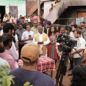 Antony Varghese Instagram - ഞങ്ങൾ തുടങ്ങുകയാണ്  എല്ലാവരുടെയും പ്രാർഥന വേണം ❤️🥰