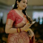 Anumol Instagram - ഒരു @hastavem സാരി ❤️❤️❤️🧿 Clicks from my sister Chaithanya’s wedding . #saree #love #weddings #sisterduties #dressup #anumol #anuyathra Ponnani, India