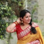 Anumol Instagram - ഒരു @hastavem സാരി ❤️❤️❤️🧿 Clicks from my sister Chaithanya’s wedding . #saree #love #weddings #sisterduties #dressup #anumol #anuyathra Ponnani, India