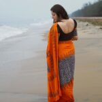 Anumol Instagram - Wearing a @mohitcraft saree 🧡🖤 Captured by @chitrapriyadarshini Shoot support @nattupaathakal #sareeshoots #saree #mohitsaree #anumol #anuyathra #mohitcraft