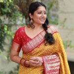 Anumol Instagram - ഒരു @hastavem സാരി ❤️❤️❤️🧿 Clicks from my sister Chaithanya’s wedding . #saree #love #weddings #sisterduties #dressup #anumol #anuyathra Ponnani, India
