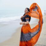 Anumol Instagram - Wearing a @mohitcraft saree 🧡🖤 Captured by @chitrapriyadarshini Shoot support @nattupaathakal #sareeshoots #saree #mohitsaree #anumol #anuyathra #mohitcraft