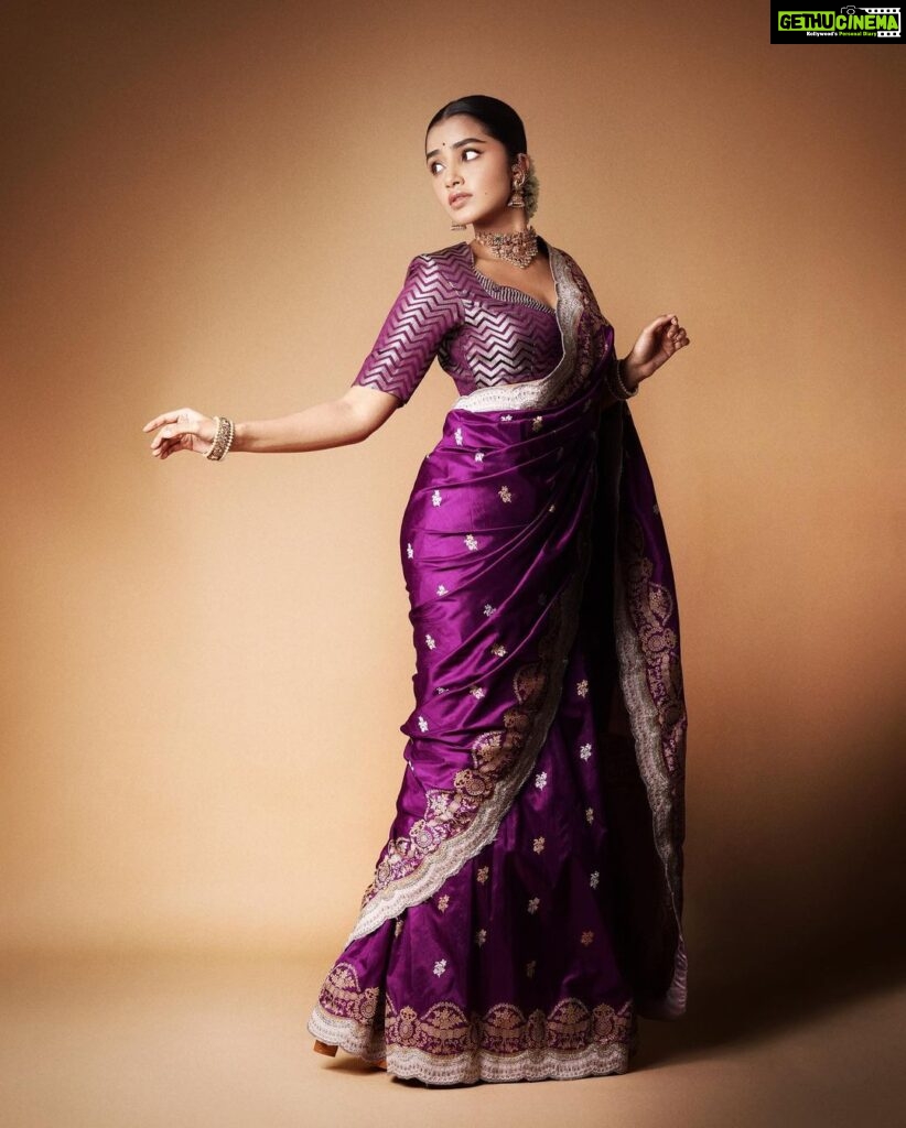 Anupama Parameswaran Instagram - Touch of purple. Hint of elegance. World of magic. Outfit : @tanva_by_deepika Styling : @sandhya__sabbavarapu @team_sandhya Photography : @pranav.foto Styling assistant : @styled_bysonali_