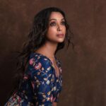 Anupriya Goenka Instagram - I am what, I am seeking for… Have understood this cerebrally- have to put this understanding in practice now. Wearing @ajdofficial @vblitzcommunications Makeup @komzy_le Hair @kahkashaaaan Photography @vishwasgonsalves #musings #festival #light #fyp