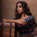 Anupriya Goenka Instagram - I am what, I am seeking for… Have understood this cerebrally- have to put this understanding in practice now. Wearing @ajdofficial @vblitzcommunications Makeup @komzy_le Hair @kahkashaaaan Photography @vishwasgonsalves #musings #festival #light #fyp
