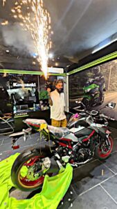 Anurag Dobhal Instagram - Zindagi ki pelhi Superbike - ECHO💜😭
.
.
.
#theuk07rider #influencer #shotoniphone #superbikes #modified #youtuber #iphone #14promax #echo #reelkarofeelkaro #reelitfeelit #reelsinstagram #newsuperbike #hayabusa #delivery #meetup  #bmw #bmw1250gsa #gsadventure #gsa  #mustang #ford #bmw #s1000rr #ducati