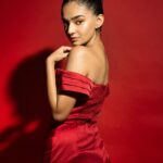 Anushka Sen Instagram - Paint the town red ❤️‍🔥 . Makeup @makeupbysalonij Hair @pinkyroy9467 Wearing @lavishalice 📸 @miteshsphotography