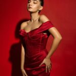 Anushka Sen Instagram - Paint the town red ❤️‍🔥 . Makeup @makeupbysalonij Hair @pinkyroy9467 Wearing @lavishalice 📸 @miteshsphotography