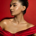 Anushka Sen Instagram - Paint the town red ❤️‍🔥 . Makeup @makeupbysalonij Hair @pinkyroy9467 Wearing @lavishalice 📸 @miteshsphotography