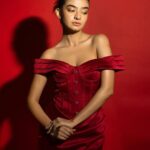 Anushka Sen Instagram - Paint the town red ❤️‍🔥 . Makeup @makeupbysalonij Hair @pinkyroy9467 Wearing @lavishalice 📸 @miteshsphotography