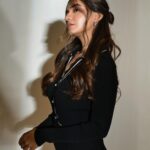 Anushka Sen Instagram - 📸🖤✨🦋 . Makeup @makeupbysalonij Hair @hairbyradhika 📸 @miteshsphotography Styled by me!