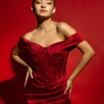 Anushka Sen Instagram - Paint the town red ❤️‍🔥 . Makeup @makeupbysalonij Hair @pinkyroy9467 Wearing @lavishalice 📸 @miteshsphotography